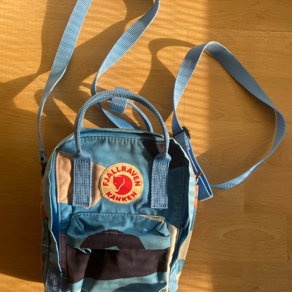 Kånken Mini Blue, tan, and pink crossbody bag